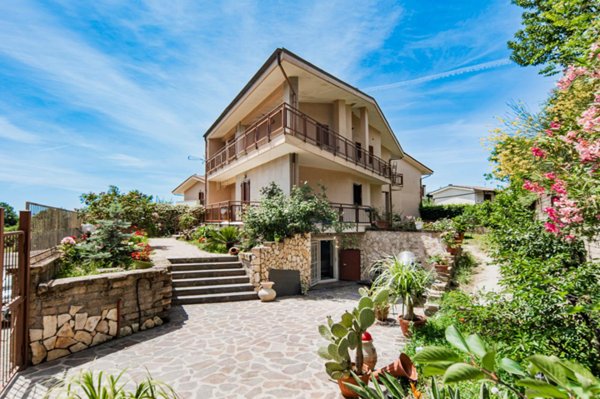 casa indipendente in vendita a Formello