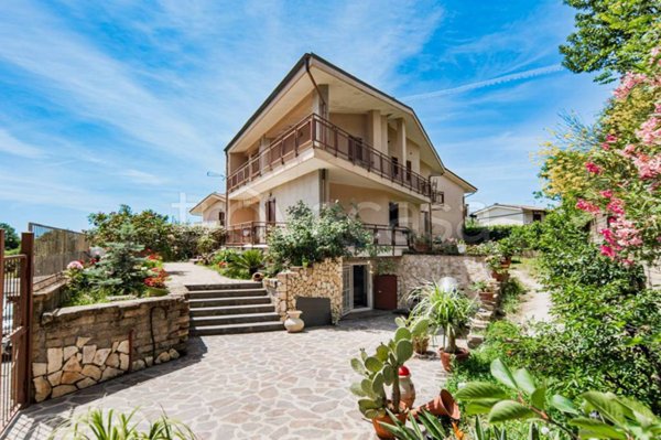 casa indipendente in vendita a Formello