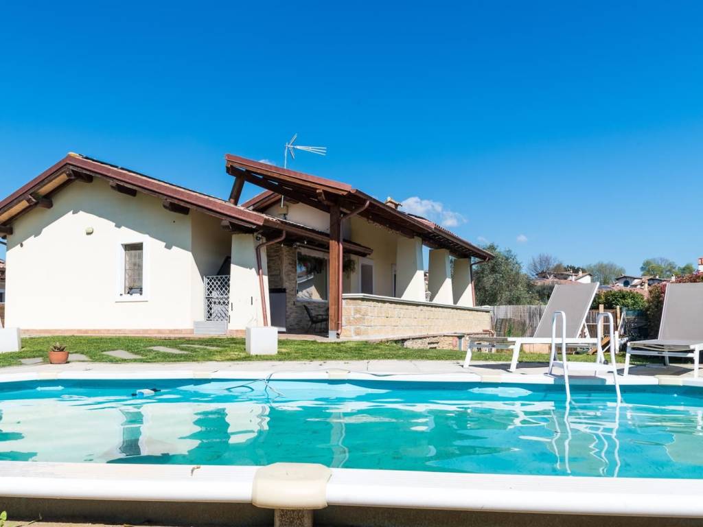 casa indipendente in vendita a Formello