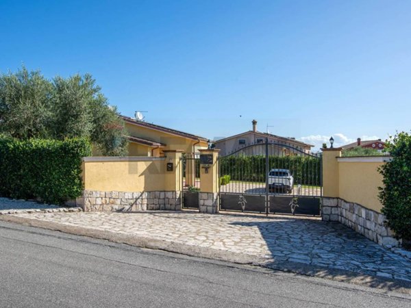 casa indipendente in vendita a Formello