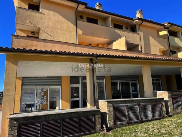 locale commerciale in vendita a Formello