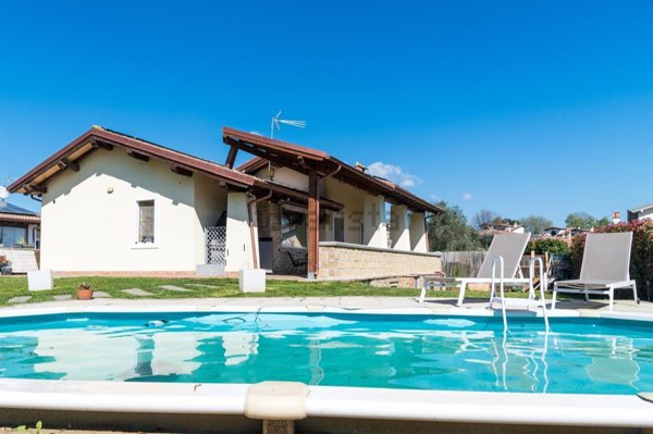 casa indipendente in vendita a Formello