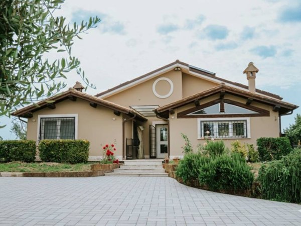 casa indipendente in vendita a Formello