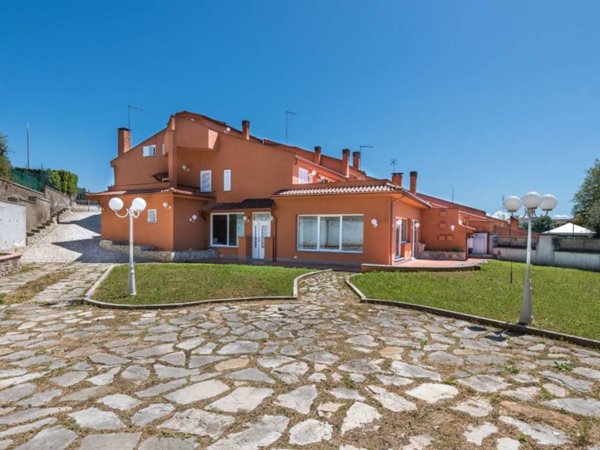 casa indipendente in vendita a Formello in zona Le Rughe