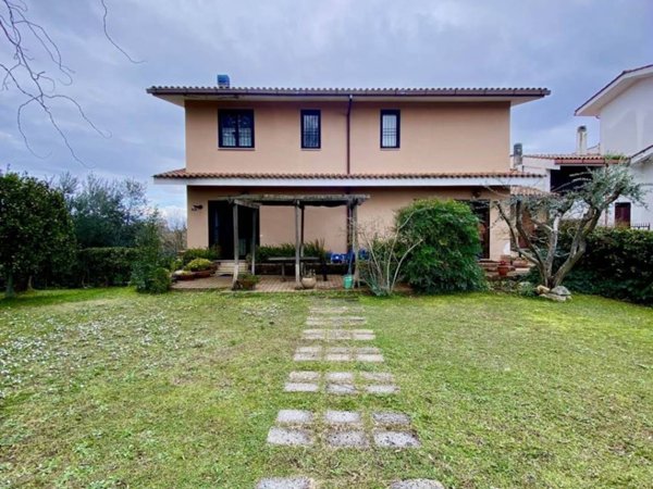 casa indipendente in vendita a Formello in zona Le Rughe