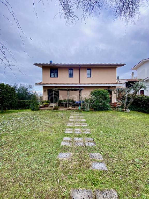 casa indipendente in vendita a Formello in zona Le Rughe