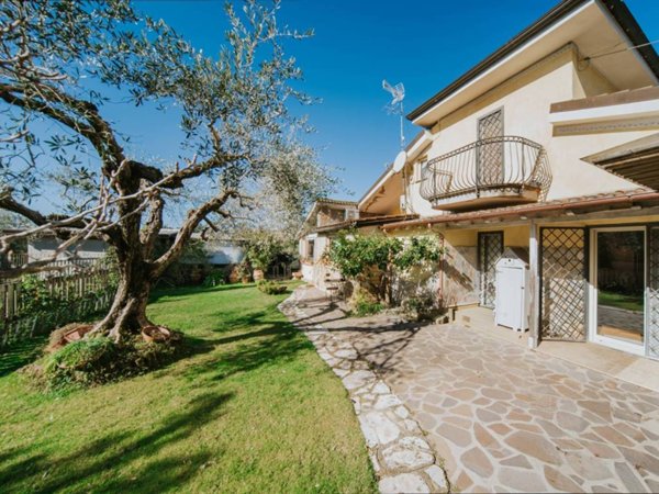 casa indipendente in vendita a Formello in zona Le Rughe