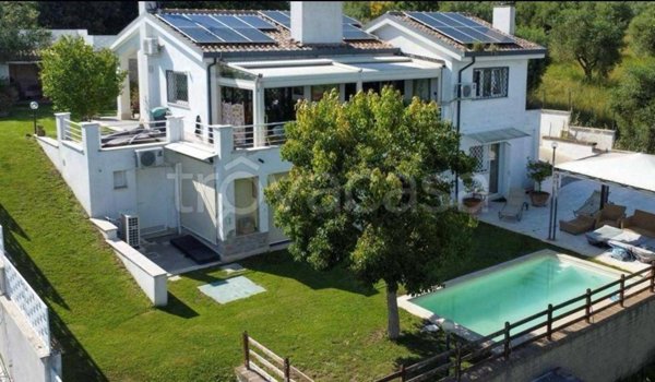 casa indipendente in vendita a Formello