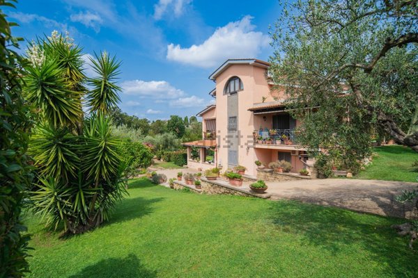 casa indipendente in vendita a Formello