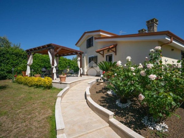 casa indipendente in vendita a Formello