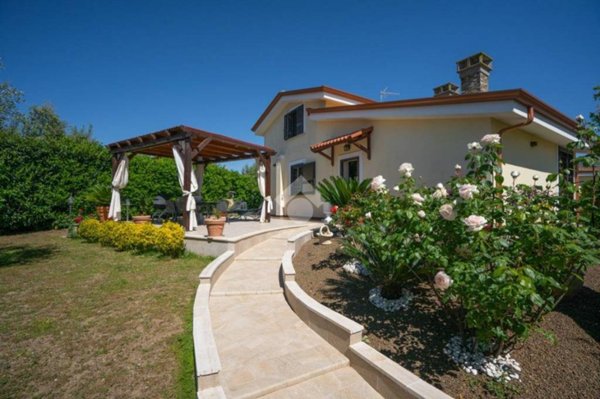 casa indipendente in vendita a Formello