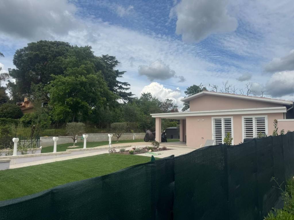 casa indipendente in vendita a Formello in zona Le Rughe