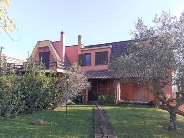 casa indipendente in vendita a Formello