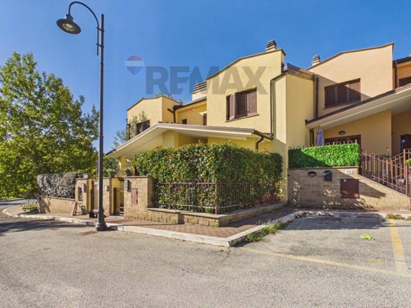 casa indipendente in vendita a Formello in zona Le Rughe
