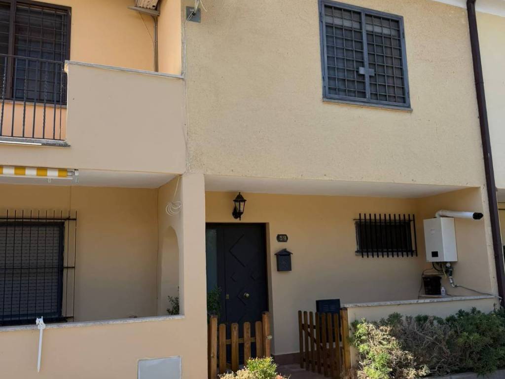 casa indipendente in vendita a Formello in zona Le Rughe