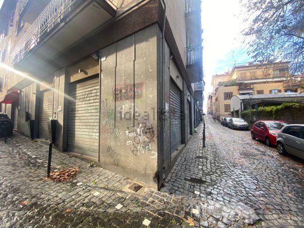 locale commerciale in vendita a Frascati
