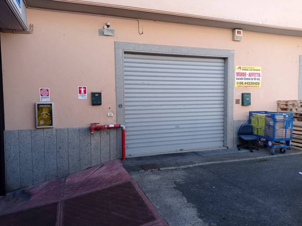 locale commerciale in vendita a Frascati