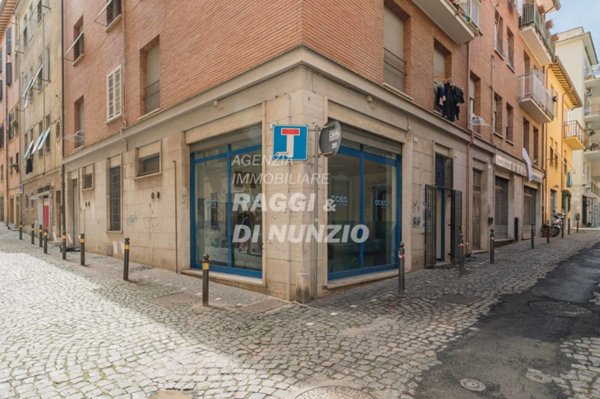 locale commerciale in vendita a Frascati