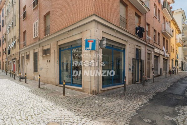 locale commerciale in vendita a Frascati