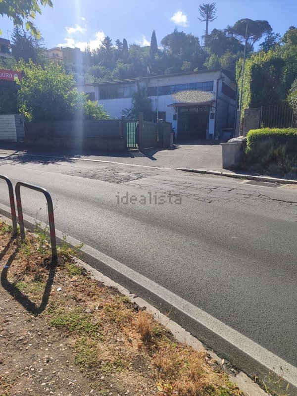 locale commerciale in vendita a Frascati