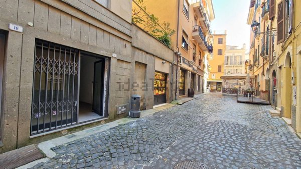 locale commerciale in vendita a Frascati