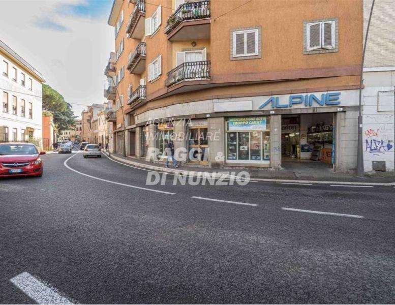 locale commerciale in vendita a Frascati