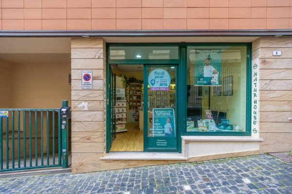 locale commerciale in vendita a Frascati