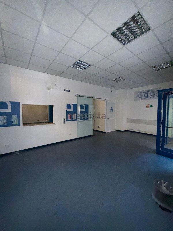 locale commerciale in vendita a Frascati