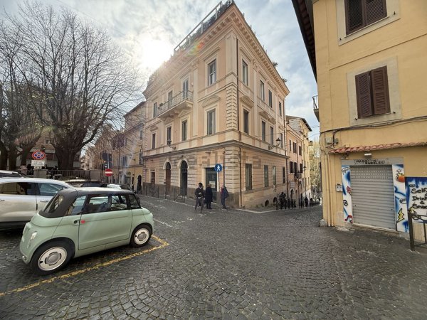 locale commerciale in vendita a Frascati