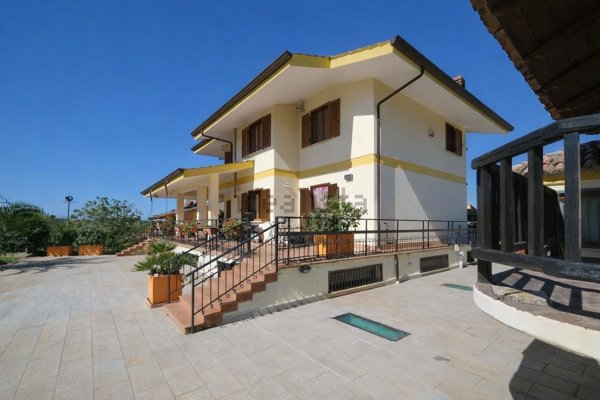 casa indipendente in vendita a Frascati in zona Prataporci