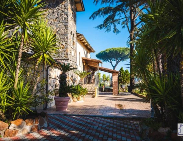 locale commerciale in vendita a Frascati