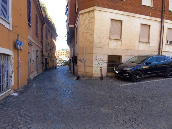 locale commerciale in vendita a Frascati