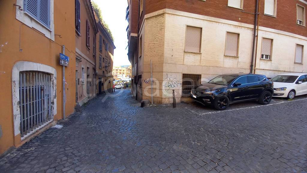 locale commerciale in vendita a Frascati
