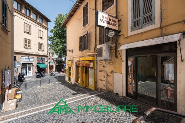 locale commerciale in vendita a Frascati