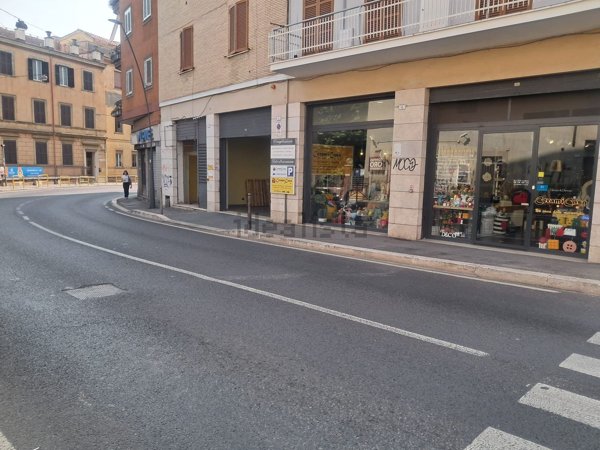 locale commerciale in vendita a Frascati