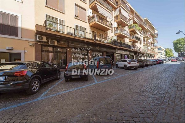locale commerciale in vendita a Frascati