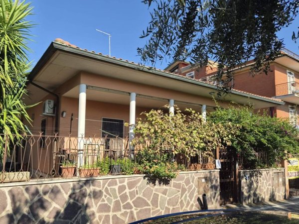 casa indipendente in vendita a Frascati in zona Cisternole