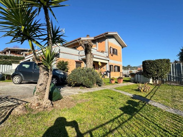 casa indipendente in vendita a Genzano di Roma in zona Colle di Cicerone