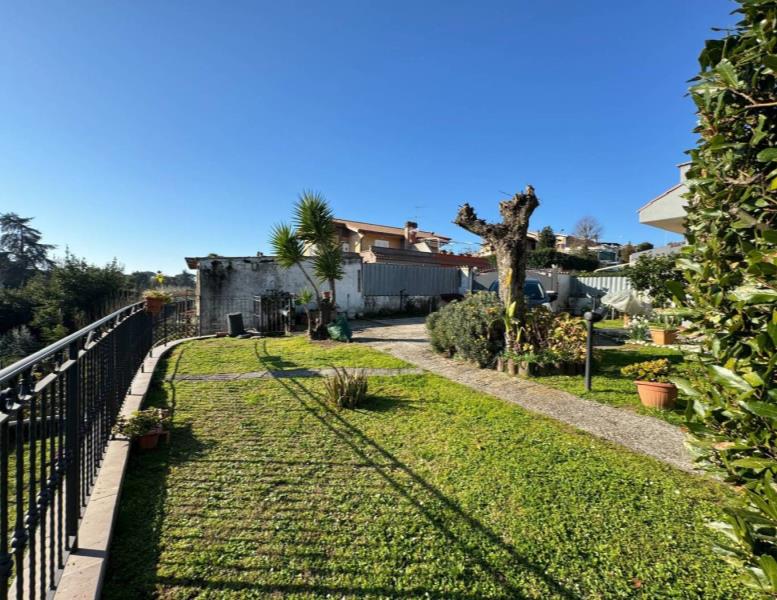 casa indipendente in vendita a Genzano di Roma in zona Colle di Cicerone