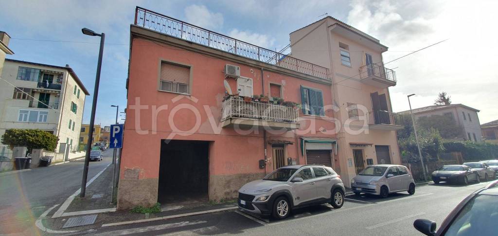 locale commerciale in vendita a Genzano di Roma