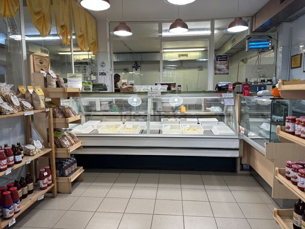 locale commerciale in vendita a Genzano di Roma