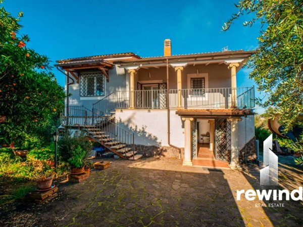 casa indipendente in vendita a Genzano di Roma in zona Colle di Cicerone
