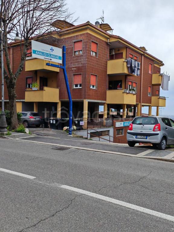 locale commerciale in vendita a Genzano di Roma in zona Colle di Cicerone