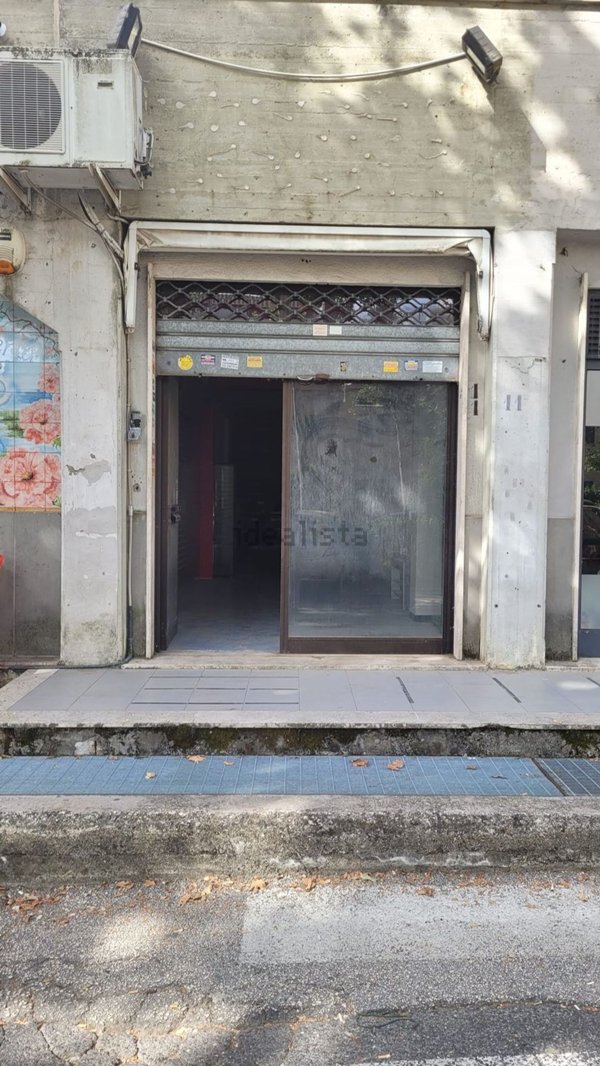 locale commerciale in vendita a Genzano di Roma