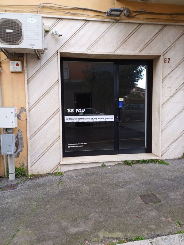 locale commerciale in vendita a Genzano di Roma