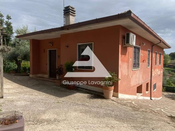 casa indipendente in vendita a Genzano di Roma in zona Colle di Cicerone