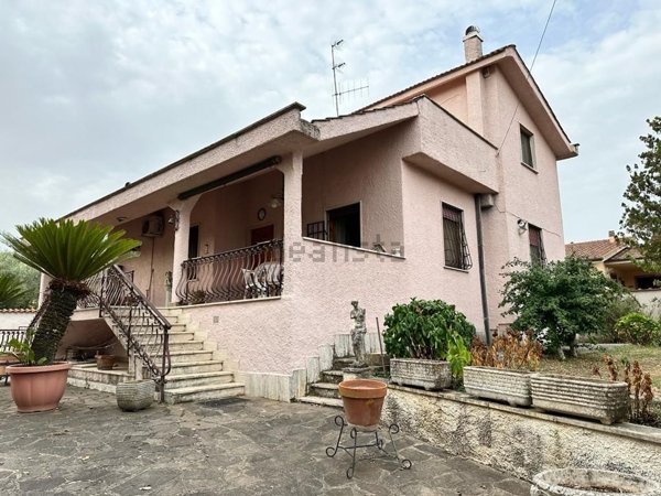 casa indipendente in vendita a Genzano di Roma in zona Colle di Cicerone