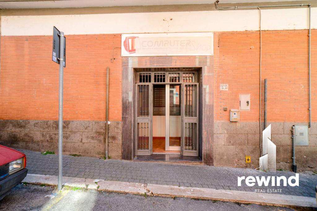 locale di sgombero in vendita a Genzano di Roma
