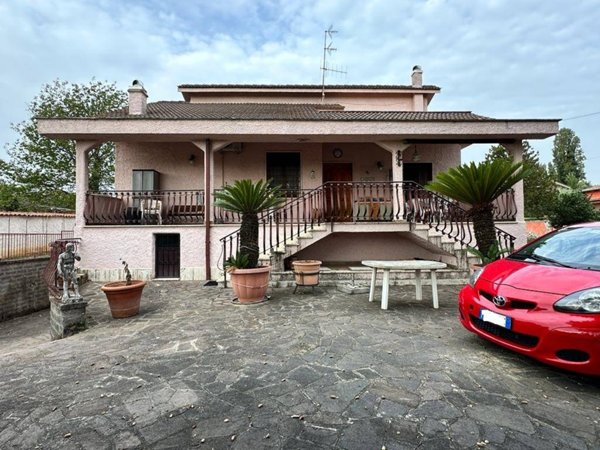 casa indipendente in vendita a Genzano di Roma in zona Colle di Cicerone