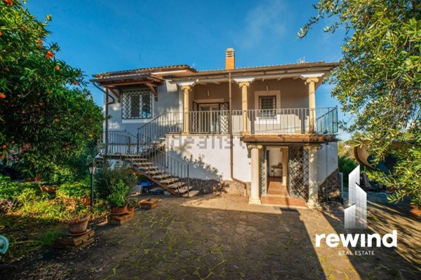 casa indipendente in vendita a Genzano di Roma in zona Colle di Cicerone